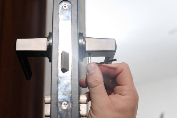 craftsman installs the door handle with the help of a sprocket key - alpha locksmith